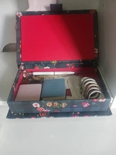 Stationary Set In Box With Magnet Closure