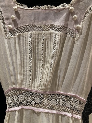 1910s Edwardian Cotton And Handmade Lace Dress Cream/Pink Antique 24”Waist - Picture 9 of 24