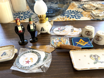 Vintage Freimaurer Sammlerstücke Lot Kelle Lampe Shaker Embleme Schale Patch Figur