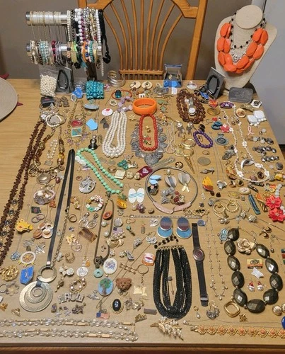Antique Vintage Estate Exquisite Costume Jewelry Lot Gold Vibrant Some Signed