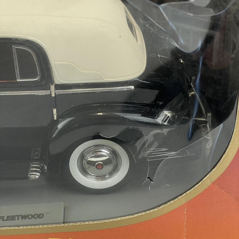 Signature Models Boxed 1:18 Scale 1938 Cadillac V16 Fleetwood 18117 - Image 4 of 4