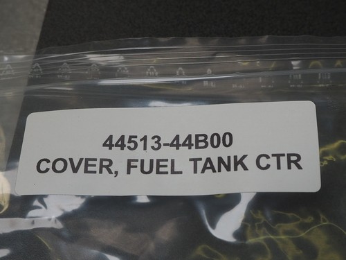 SUZUKI DR750 1988 44513-44B00 COVER FUEL TANK CTR 12826 - Imagen 5 de 6