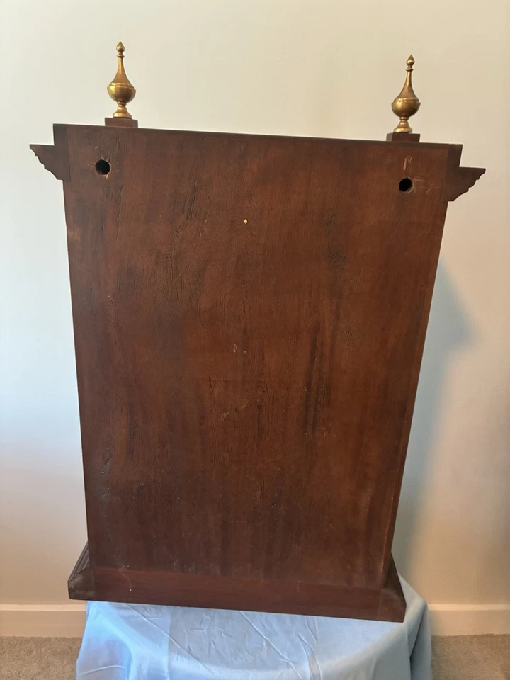 Mueble de pared vintage de caoba con remates y puerta de pintura de frutas de naturaleza muerta Foto 3 de 4