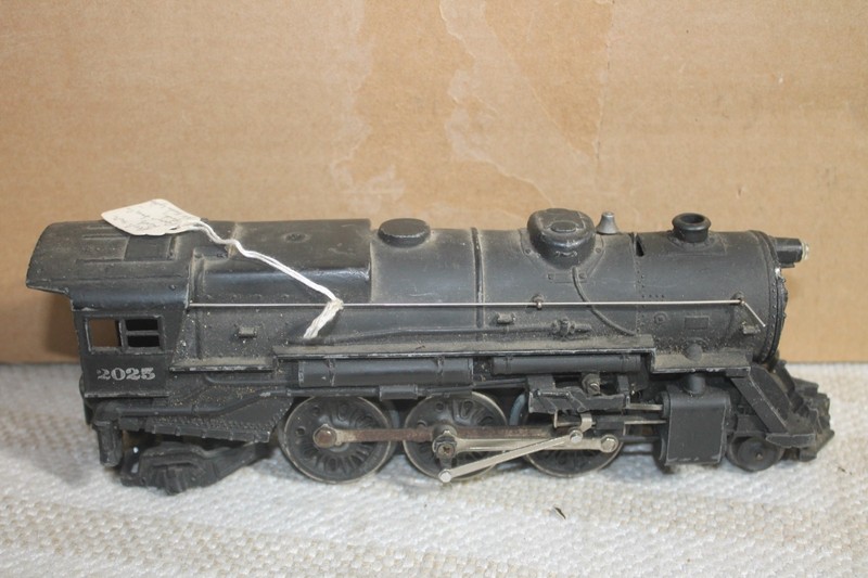 LIONEL 2025 Locomotive ONLY.  Runs reverses, smokes! For parts or restoration.