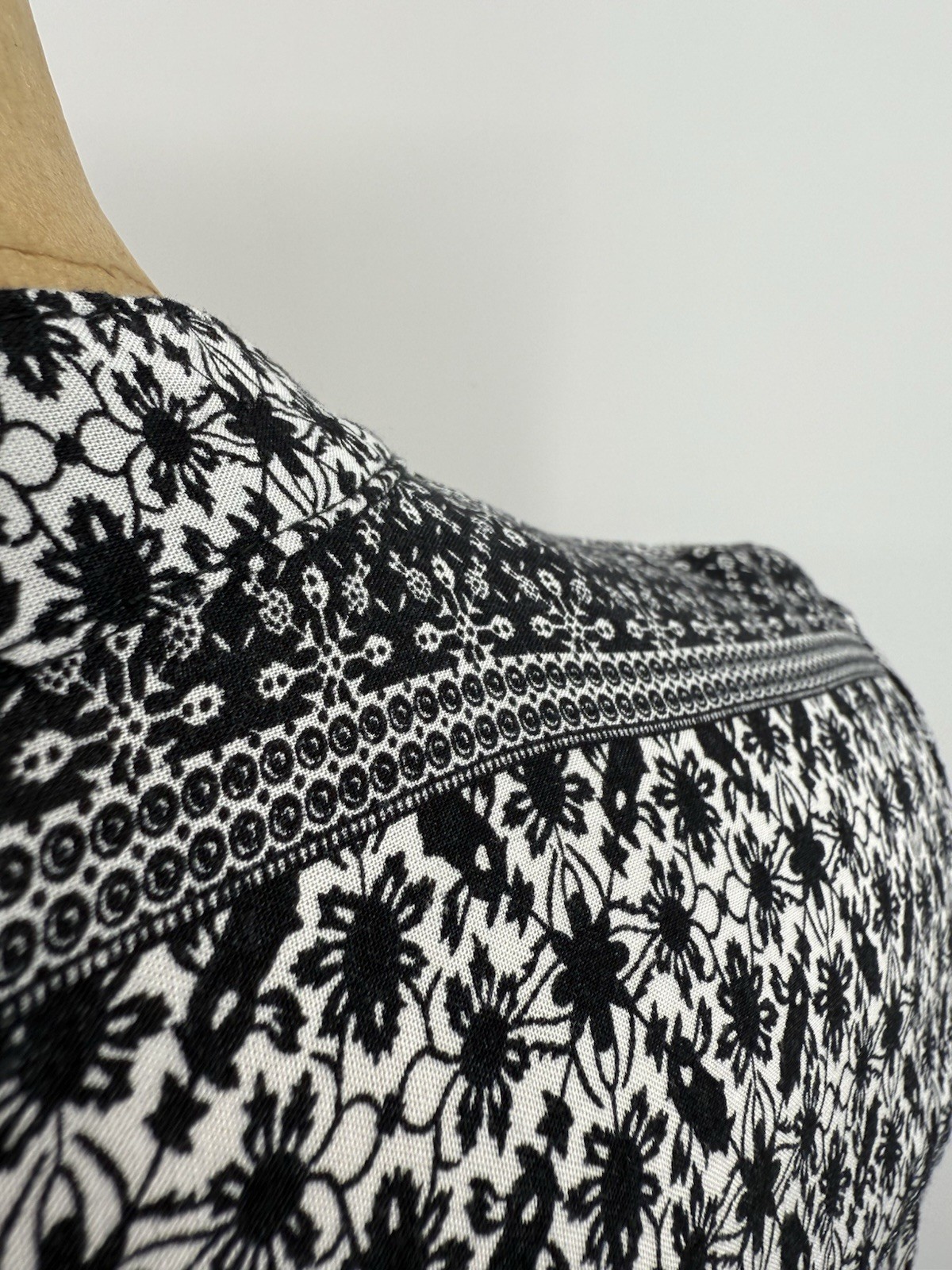 Calessa Medium 8/10 Button Up Colorblock Paisley … - image 6