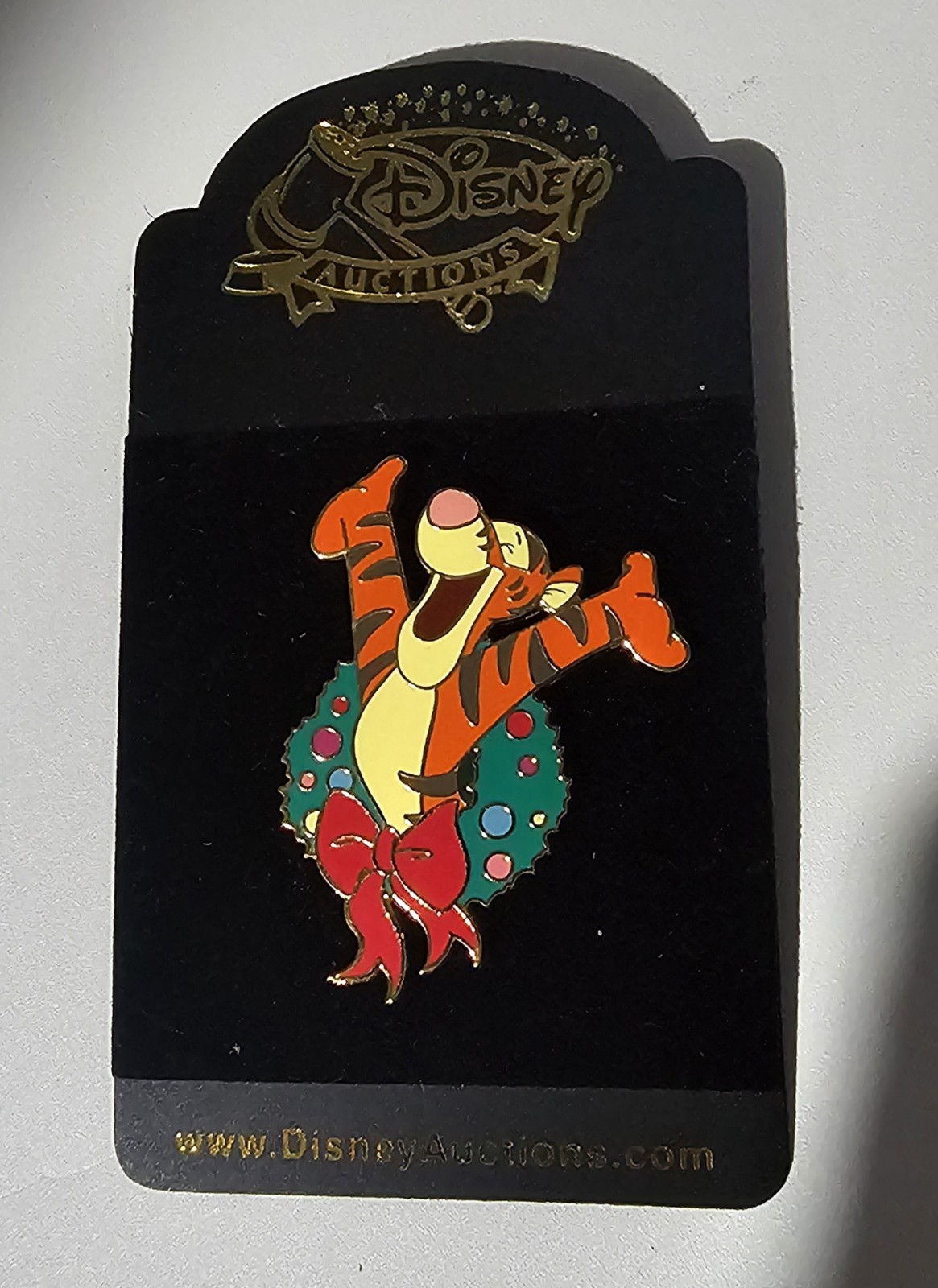 DISNEY AUCTIONS PIN HOLIDAY WREATH WITH TIGGER, LE 500 Christmas, New, Pooh