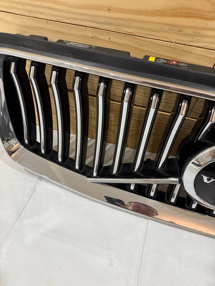 Parrilla superior parachoques delantero Volvo XC90 2020 2021 2022 2023 2024 31698385 OEM Foto 4 de 4