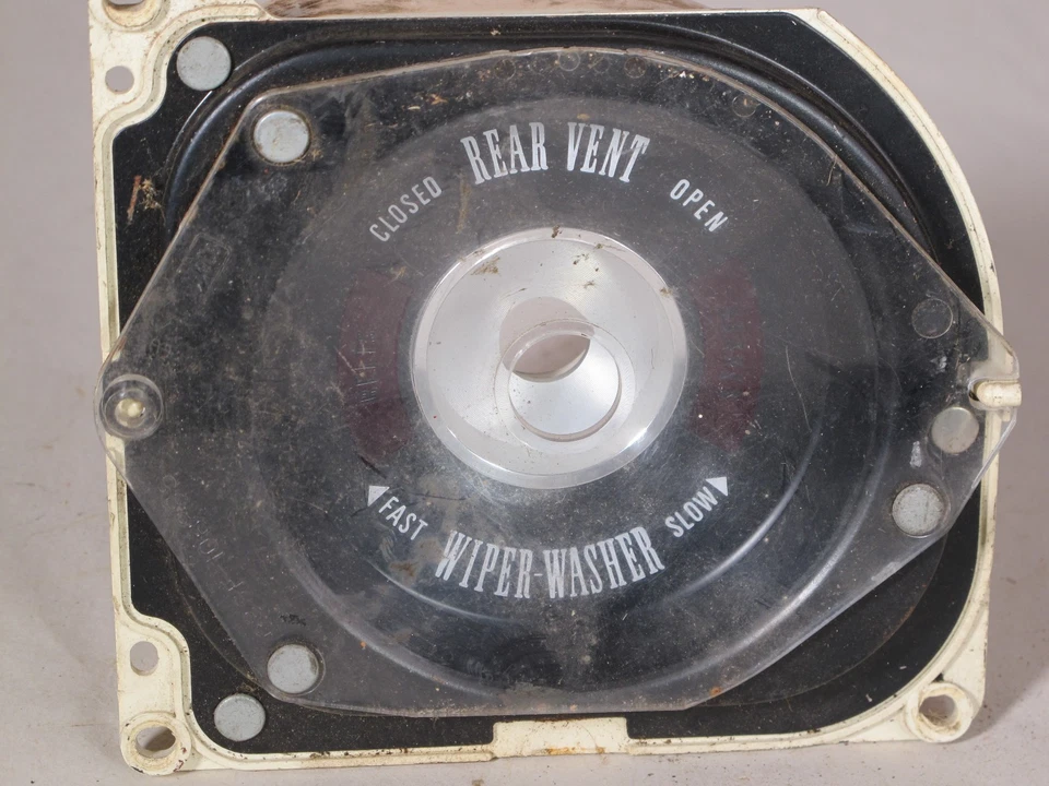 Блок управления вентиляционными отверстиями стеклоочистителя приборной панели Lincoln Mark III 68 69 70 71 - Изображение 2 из 4