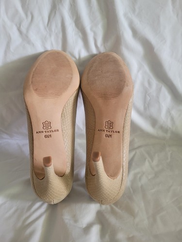 Ann Taylor Tan Beige Leather Round Toe Reptile Look Texture Heels Size 6.5 M - Picture 3 of 3
