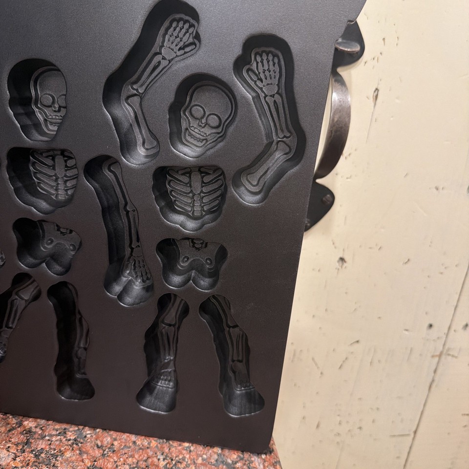 Williams-Sonoma Cast Aluminum Dancing Skeleton Cake Cookie Pan ...