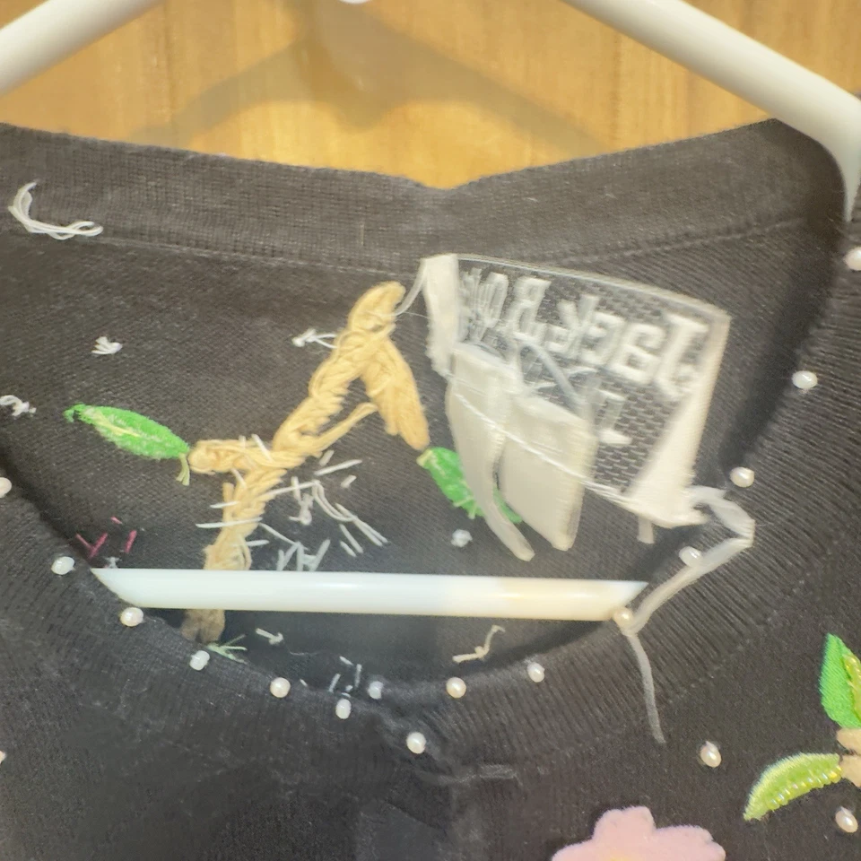 Cardigã Jack B Quick Petites preto enfeitado floral botão aplique com miçangas PM - Imagem 4 de 4