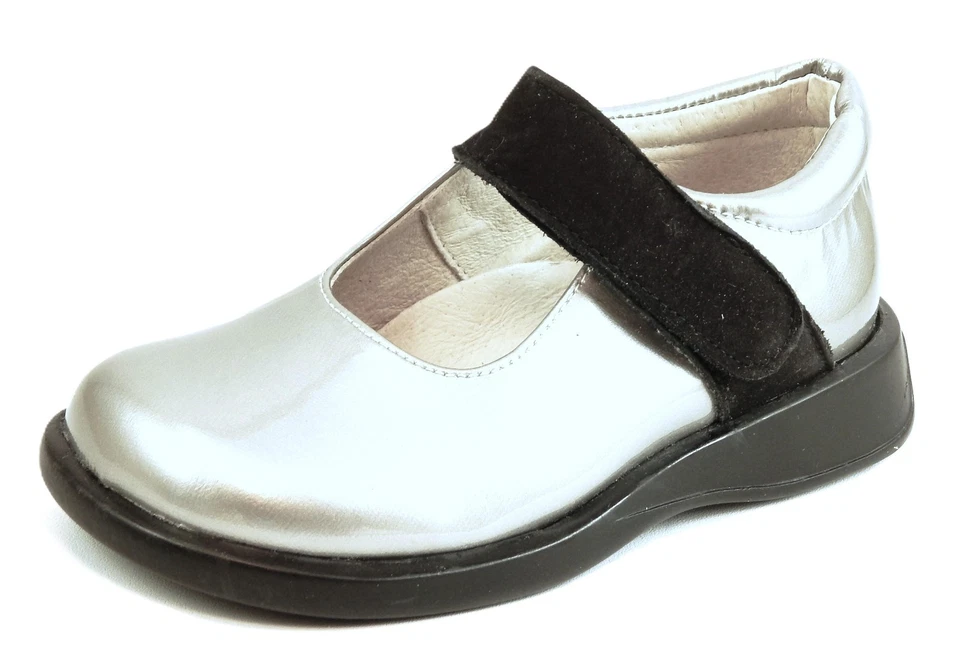 DE OSU-FARO - Spain - Girls Silver Patent Leather Dress Shoes - European -Size 8 - Image 3 of 4
