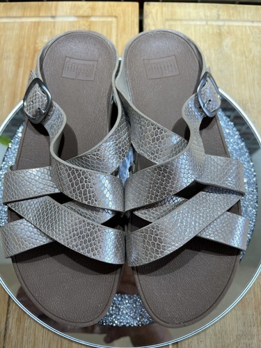 GORGEOUS FITFLOP SKINNY CRISS CROSS SOFT GOLD MOCK SNAKE SLIDE SANDALS SZ 7 - Picture 3 of 16
