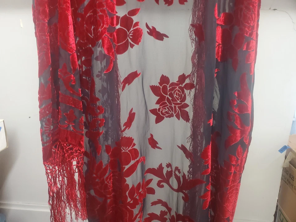 Kimono largo negro transparente rojo Ladybird con bata de seda floral roja rosa brillante Foto 3 de 4