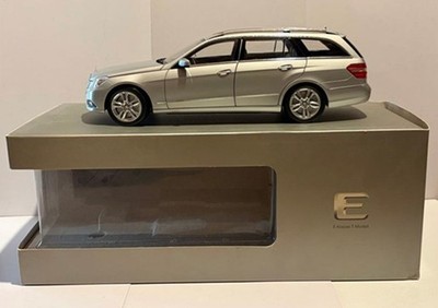 Minichamps 2009 Mercedes-Benz E Class T Modell S212 with Box