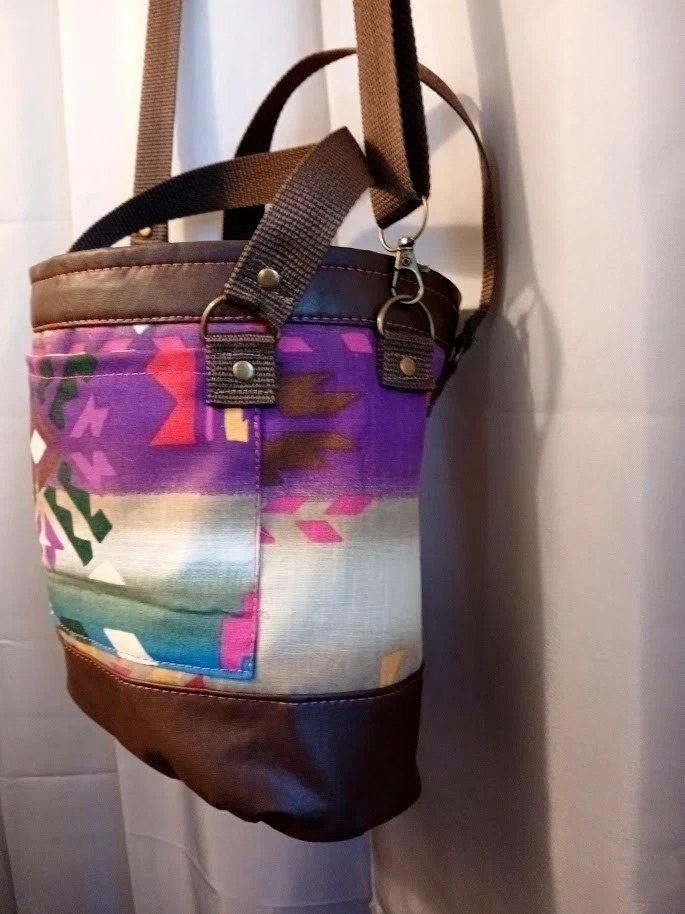 Nova Bolsa de Selim Balde Bolsa Tote Marrom Roxa Chevron Estampa Asteca Plissada - Imagem 3 de 4