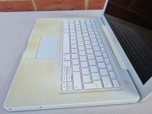 Apple MacBook A1181 EMC 2092 "Core Duo" 1.83, 13-Inch features a 1.83 GHz - Picture 19 of 24
