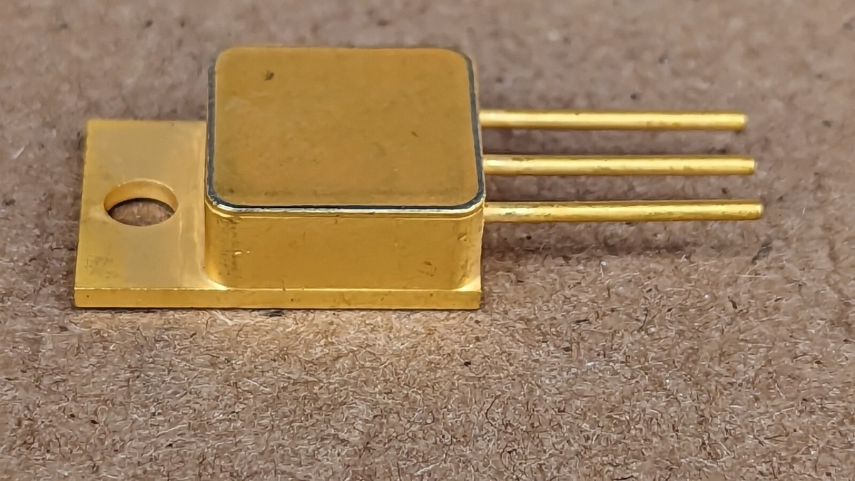 Lot De 2 Transistors MOSFET IRFF120 Intersil - Boîtier TO5 Avec Pattes Dorées - Neufs