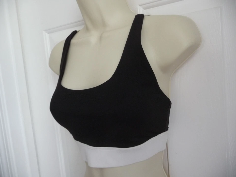 Sujetador deportivo Victoria's Secret VSX M negro cruzado con correas blancas Foto 4 de 4