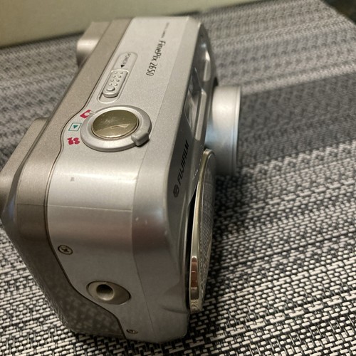 Fujifilm FinePix 2650 Digital Camera 2.0MP Tested Silver - Picture 10 of 13