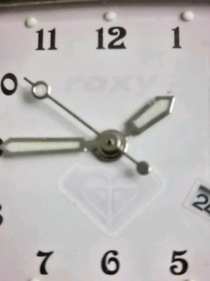 Relógio feminino rosa Roxy pulseira de couro macio com rebites muito elegante - Imagem 4 de 4