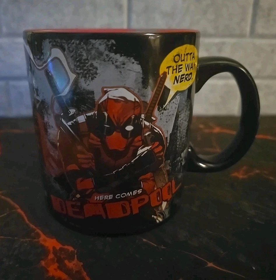 Caneca de Café "Here Comes Deadpool" /"Outta The Way, Nerd" 20 oz, Jumbo, Marvel  - Imagem 2 de 4
