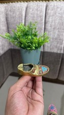 Posacenere ornato vintage indiano in ottone a forma di scarpa decorato con opere d'arte floreali