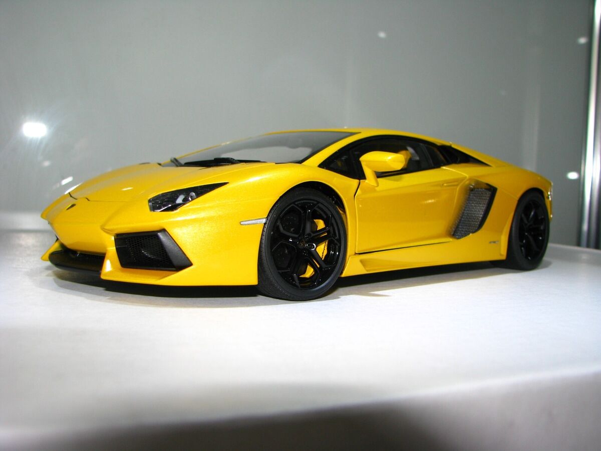 1/18 AUTOART #74664 LAMBORGHINI AVENTADOR LP700-4 GIALLO 1/18 AUTOART #74664 LAMBORGHINI AVENTADOR LP700-4 GIALLO