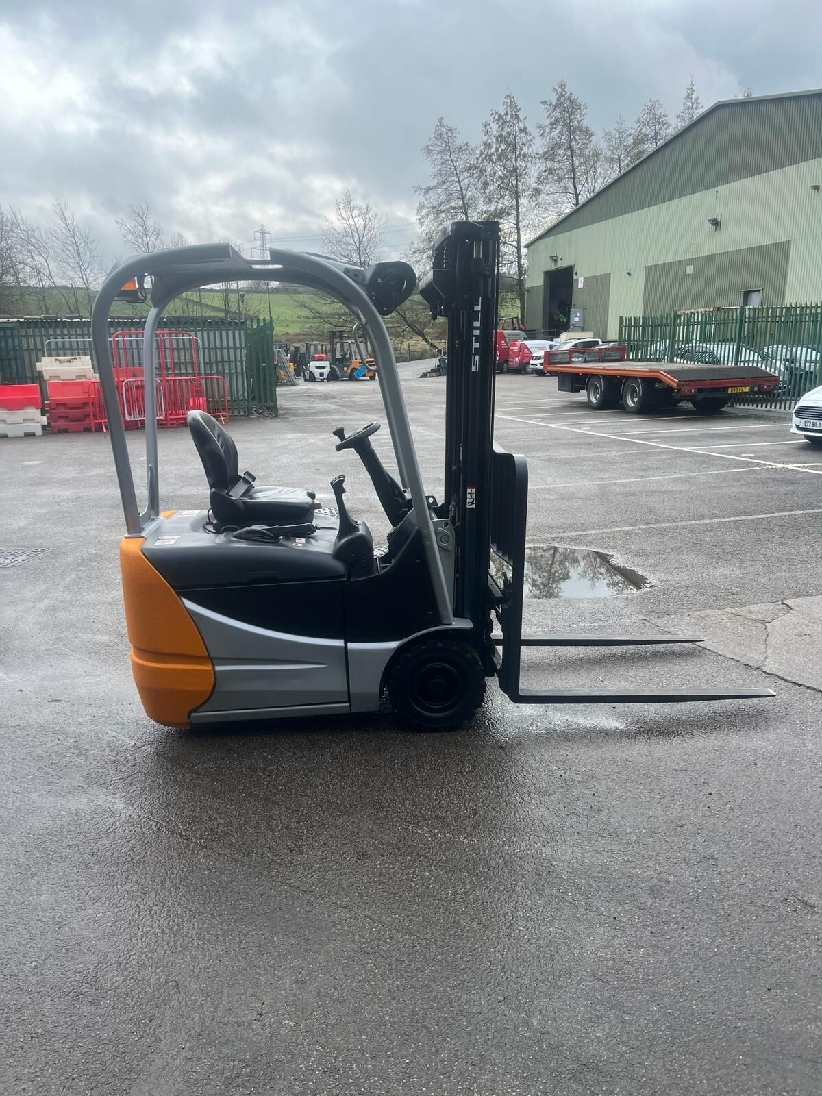 STILL 1200kgs ELECTRIC FORKLIFT. 3.3m Duplex Mast with integral