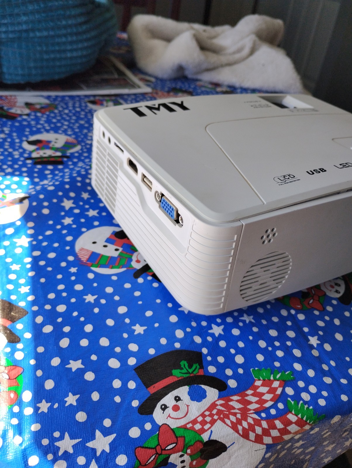 Full HD Portable Projector (1080p) With projector Screen