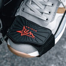 Protezione cambio moto regolabile per tutti i piloti e calzature