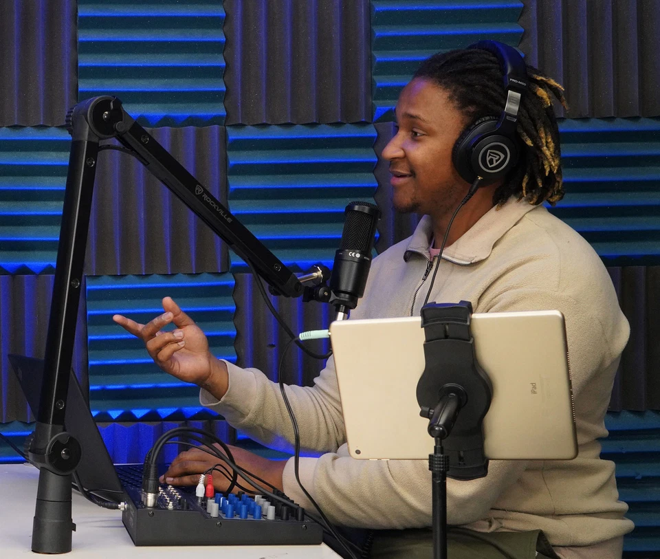 Mackie DLZ Creator XS DSP/Bluetooth Podcast/Streaming Digital Mixer+Pro Boom Arm - Image 3 of 4