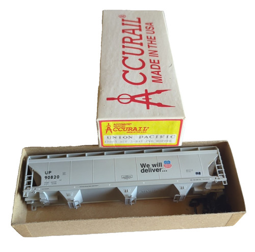 HO Accurail 42005 Union Pacific UP 50' 3 bahías cubierta tolva coche kit RTR con KD | Zustand: Used