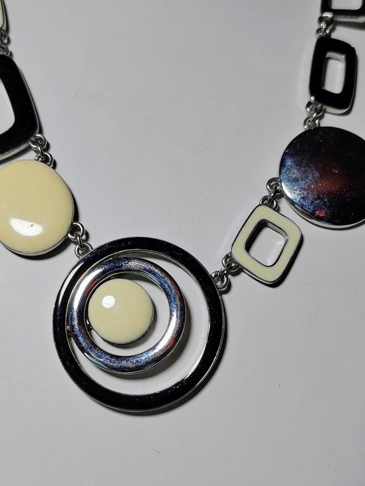 Collar Lia Sophia Geométrico Tono Plata Esmalte Crema Moderno Retro Foto 2 de 4
