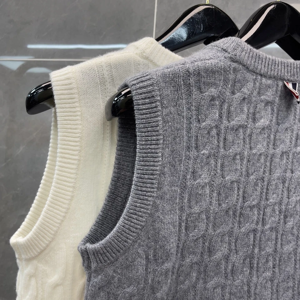 Thom Browne Women's New College Style Round Neck Fashion Twist Wool Knitted Vest - Image 4 of 4