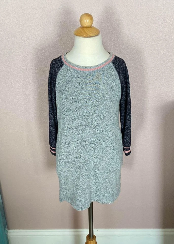 Vestido de suéter gris para niñas pequeñas de Old Navy -5T Foto 2 de 4