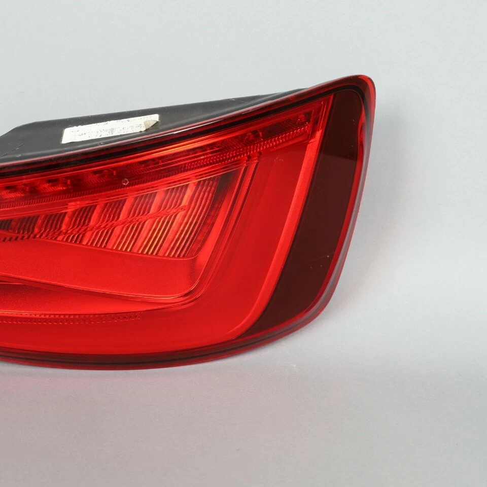 Luz trasera derecha Audi S3 2015-2018 OEM usada Foto 3 de 4