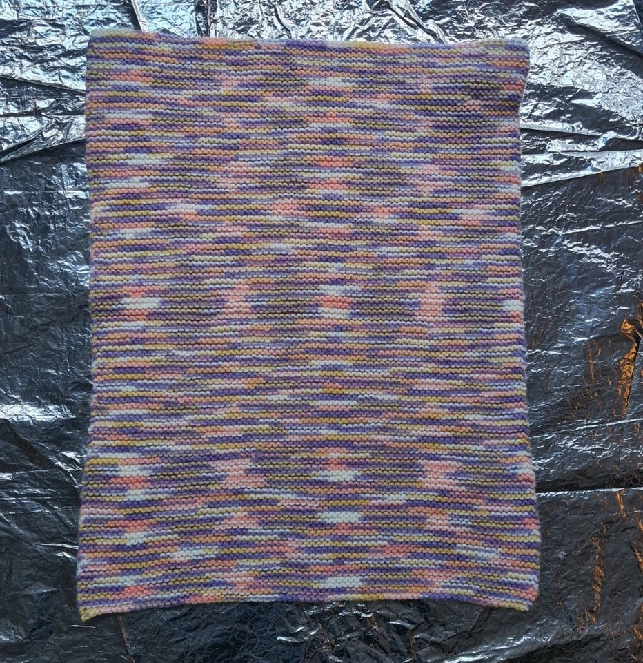 MANTA BEBÉ TEJIDA A MANO con pompón rectangular multicolor 45x58cm Foto 4 de 4