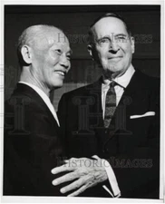 1961 Press Photo Chen Cheng and Douglas MacArthur visit in New York - kfx19956