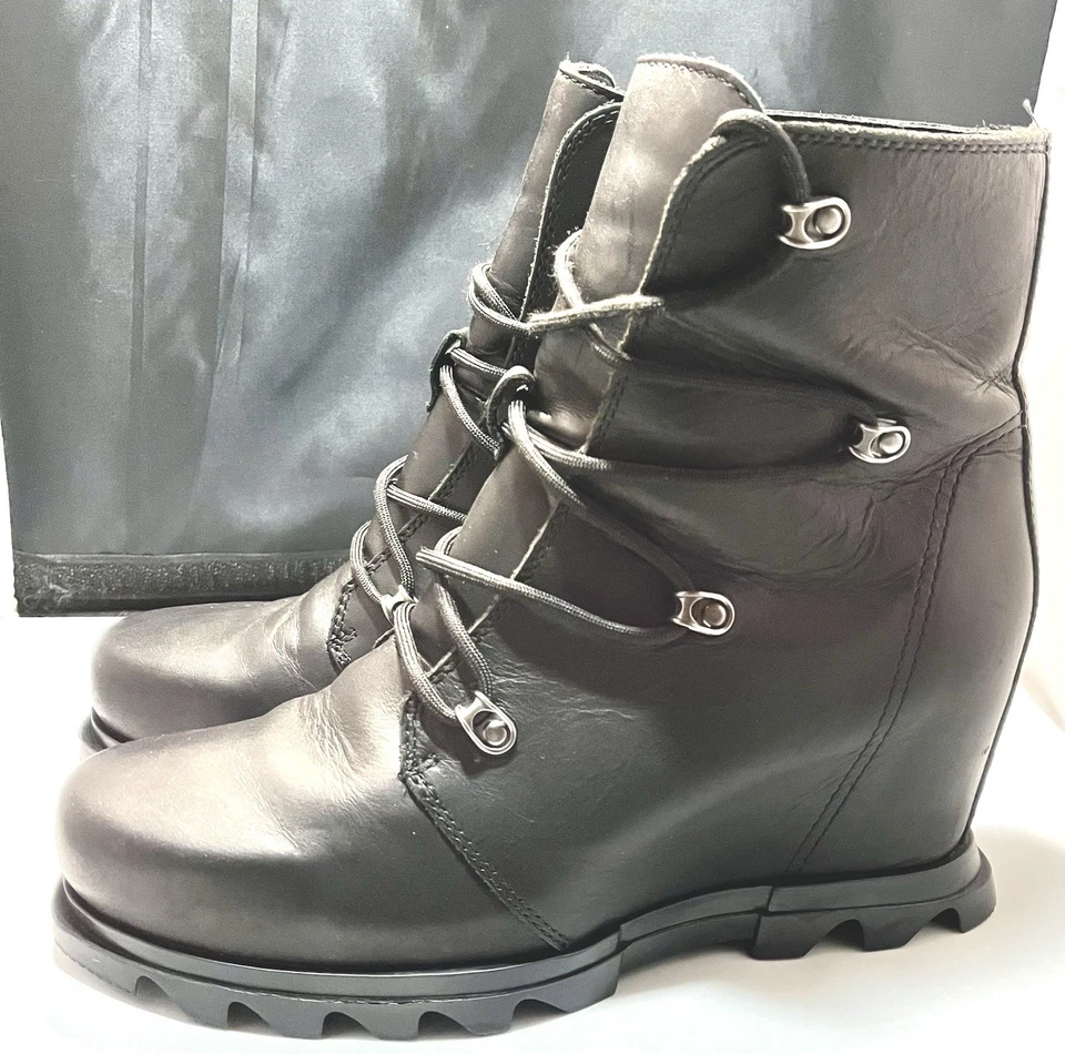 Bota de encaje Joan Of Arctic Wedge III talla para mujer 8,5 negra Foto 3 de 4