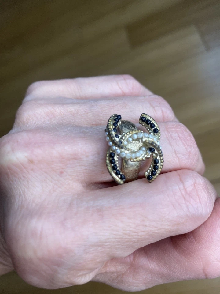 Anel de ouro CHANEL CC. Pérolas falsas em preto e branco. Joias da moda. - Imagem 3 de 4