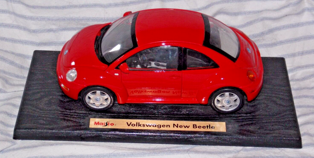 VOLKSWAGEN NEW BEETLE 1/18 SCALE MAISTO MODEL