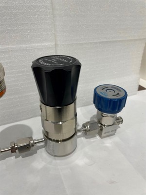 Regolatore Gas Tescom 64-2860KRT10 Con Manometro E Valvola In Titanio - Usato