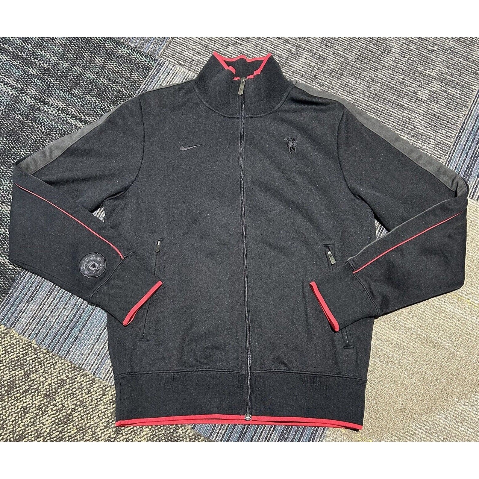 SACAI X NIKE Giacca calcio Manchester United piccola nera rossa Y2K Nike World Cup Believe S