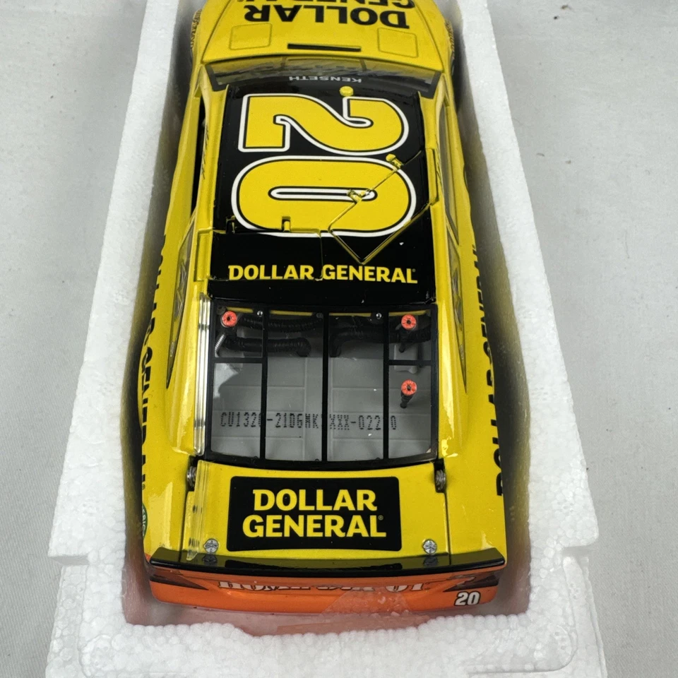 Réplica fundida a presión firmada por Matt Kenseth NASCAR Action Racing Collectibles #20 1:24 Foto 4 de 4