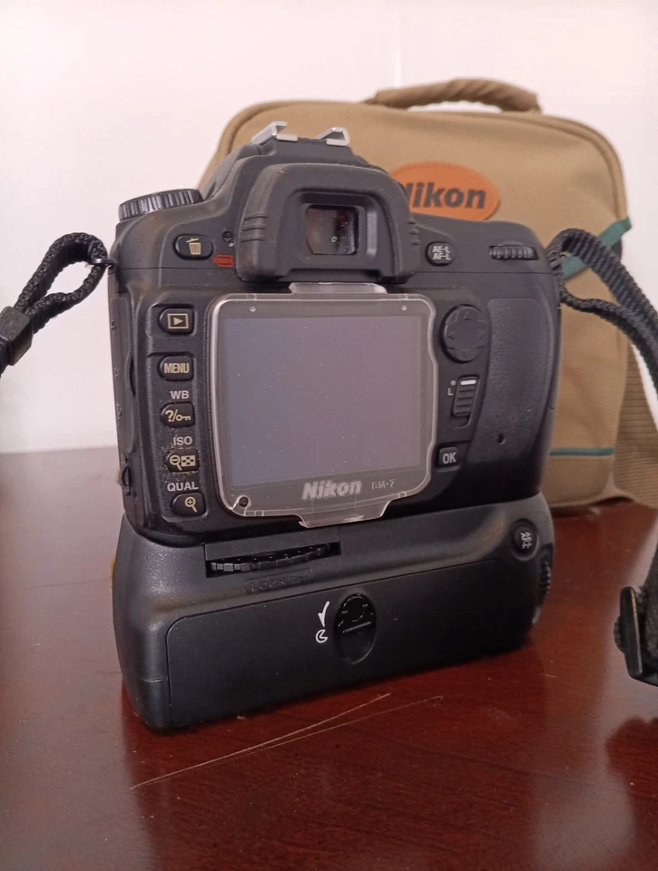 Cámara réflex digital Nikon D80 + lente AF-S DX 18-70 mm f/3,5-4,5G ED + empuñadura de batería BP-D80N Foto 4 de 4