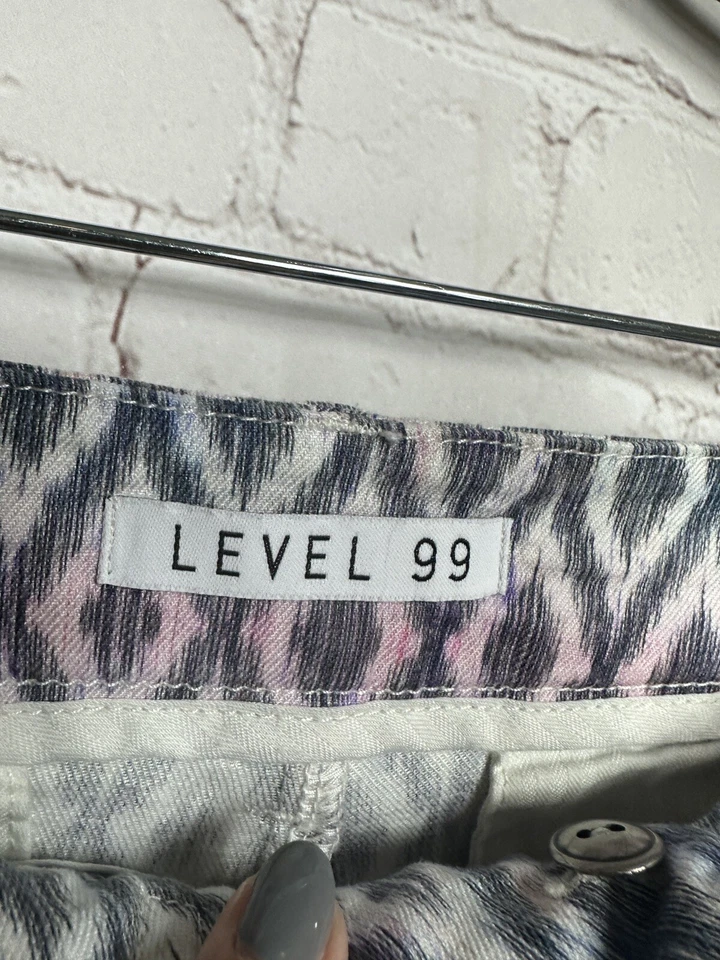 Shorts chino feminino Level 99 mistura de linho 4,5", tamanho 30, em excelente estado usado - Imagem 2 de 4