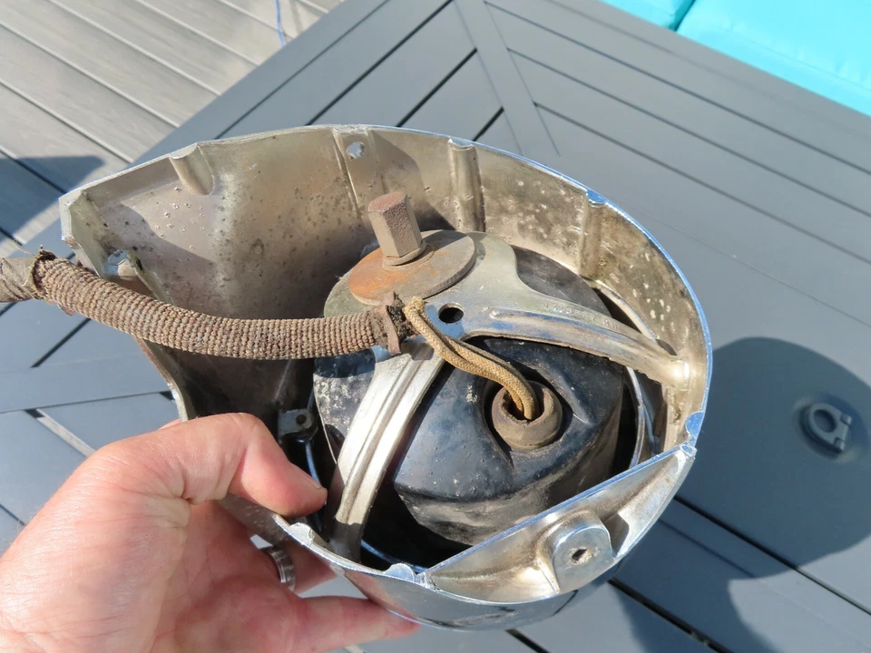 1950 - 1952 Cadillac fog driving light bezel housing lens OEM Deville series 62 - Изображение 2 из 4