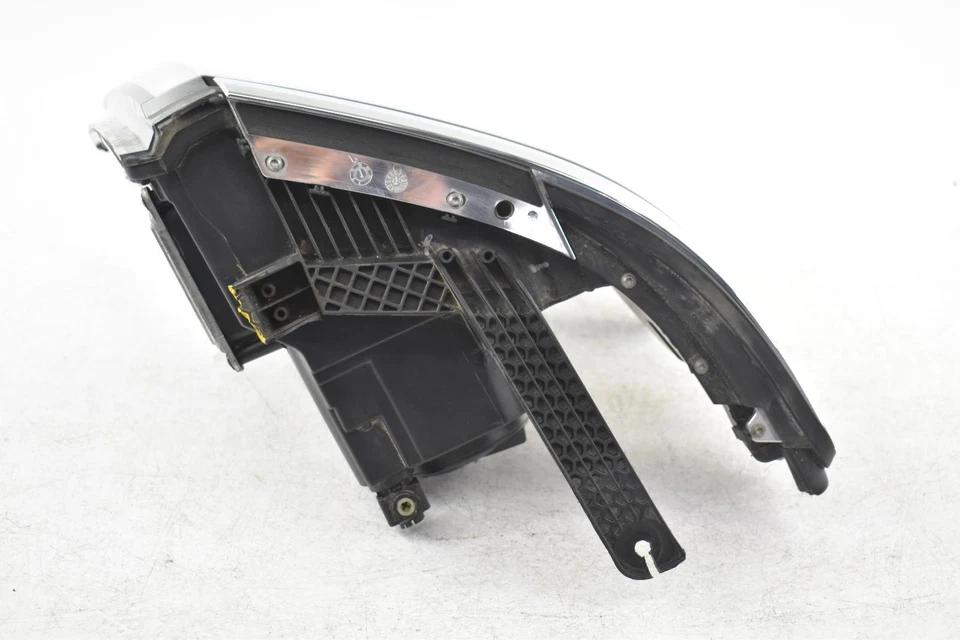 Conjunto de faros derechos usados se adapta a: Chevrolet Suburban 1500 2019 con opción HID T4F con Foto 4 de 4