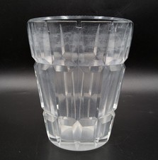 Vase en cristal blanc soufflé taillé signé Baccarat Design XXème 